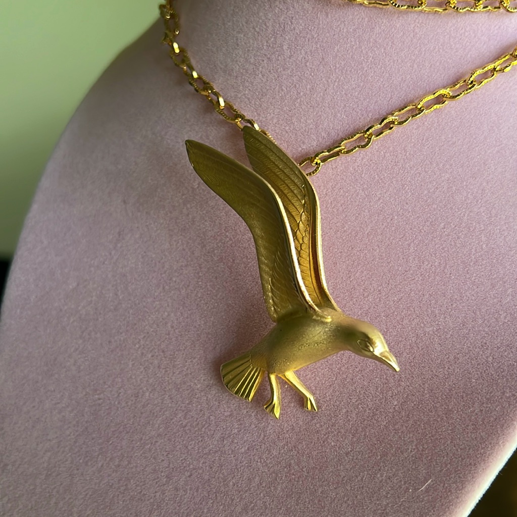 Giovanni Brushed Gold Tone Seagull Bird Pendant Necklace Vintage Jewelry Figural